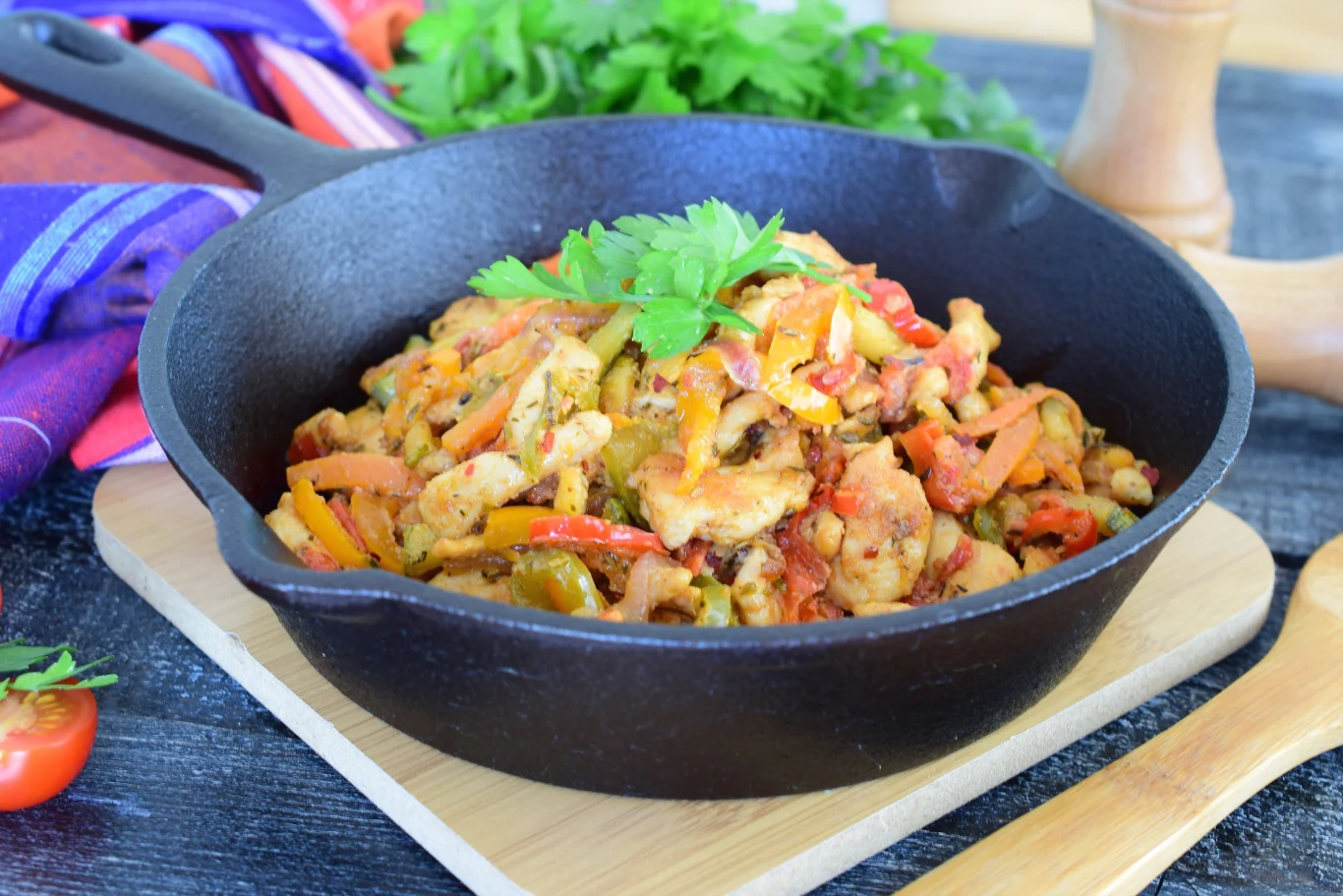 Sycąca potrawka z kurczakiem z dużą ilością warzyw Sycąca potrawka z kurczakiem z dużą ilością warzyw