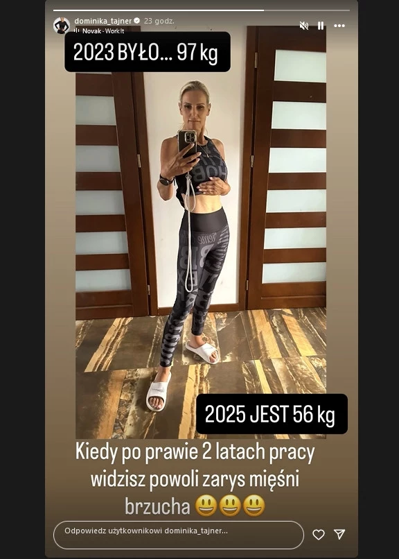 Dominika Tajner pokazała sylwetkę na swoim InstaStoreis Kobieta wykonuje selfie w lustrze, ubrana w sportowy strój, prezentuje szczupłą sylwetkę na tle drzwi. Na grafice widoczne są napisy informujące o zmianie wagi z 97 kg w 2023 roku do 56 kg w 2025 roku oraz komentarz dotyczący pracy nad widocznymi mięśn...