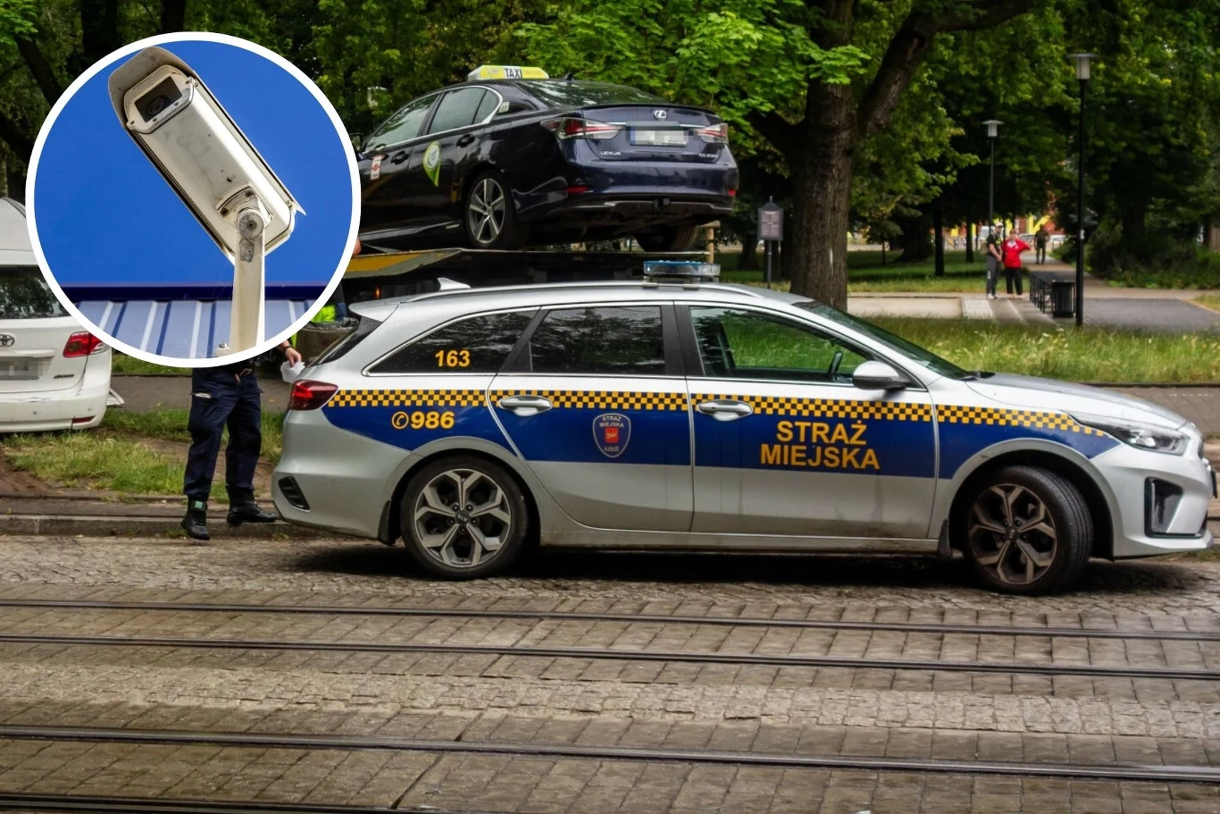 Straż Miejska w Szczecinku będzie miała nowe narzędzie do monitorowania miasta. Samochód Straży Miejskiej zaparkowany na ulicy w pobliżu torów tramwajowych, na lawecie znajduje się czarny samochód osobowy, w tle funkcjonariusz oraz drzewa, dodatkowo wstawka pokazuje kamerę monitoringu miejskiego na niebieskim tle.
