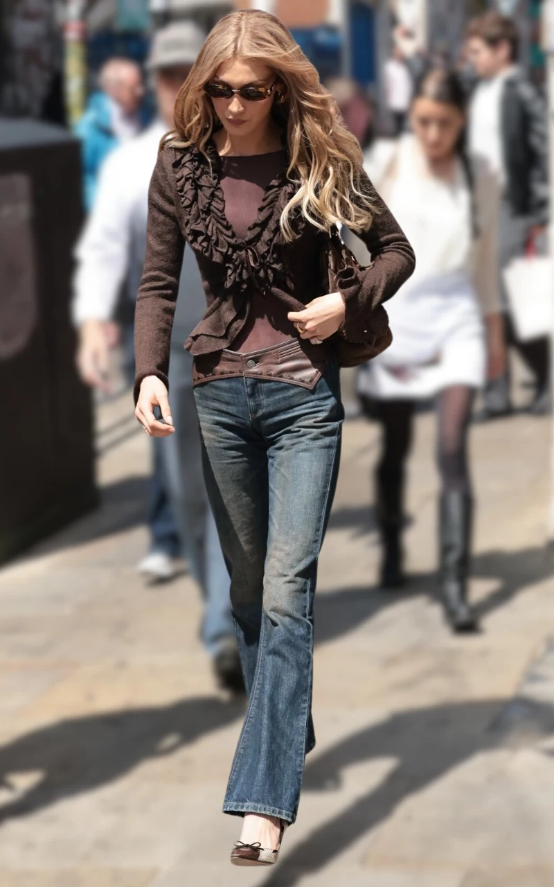 Bella Hadid w "spranych" bootcut i stylizacji Y2K inspirowanej latami 2000.