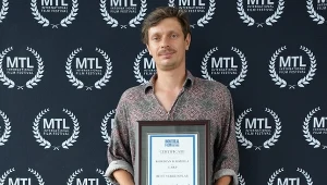 Kordian Kądziela odbiera nagrodę podczas Międzynarodowego Festiwalu Filmowego w Montrealu