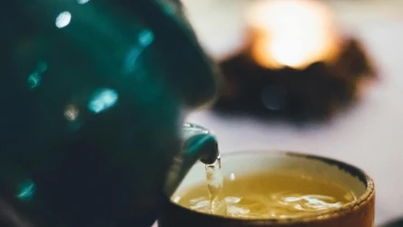 Z zielonej herbaty przygotujesz wygładzającą maseczkę z dodatkiem banana i miodu
