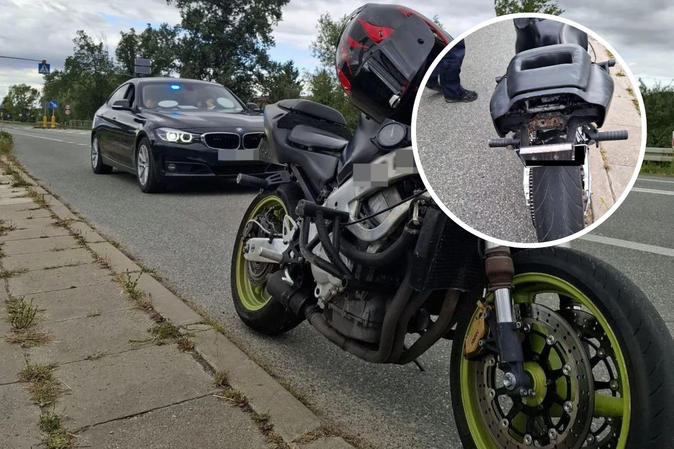 23-latek poniesie konsekwencje jazdy na kółku. Motocykl o zielonych felgach zatrzymany na poboczu asfaltowej drogi, za nim stoi radiowóz policyjny z niebieskimi światłami, na motocyklu widoczny kask; w powiększeniu szczegół tylnego koła oraz brak tablicy rejestracyjnej.