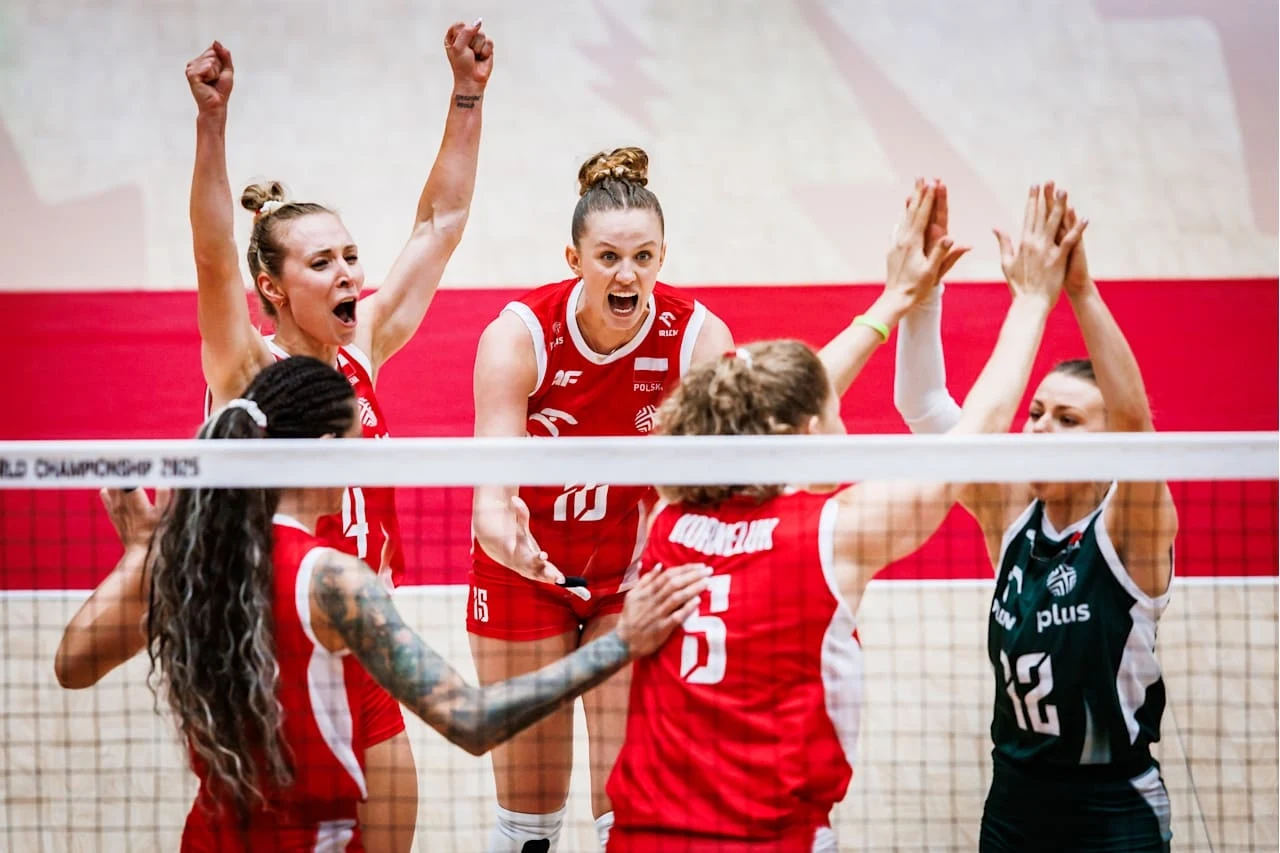 MŚ siatkarek. Martyna Czyrniańska (w środku) przekonuje, że może dać drużynie więcej niż w pierwszych meczach. Z Niemkami już raz dała popis Zawodniczki drużyny siatkarskiej w czerwonych i białych strojach świętują zdobycie punktu, wyrażając radość i energię, widoczna jest także przeciwniczka w zielonym stroju przy siatce.