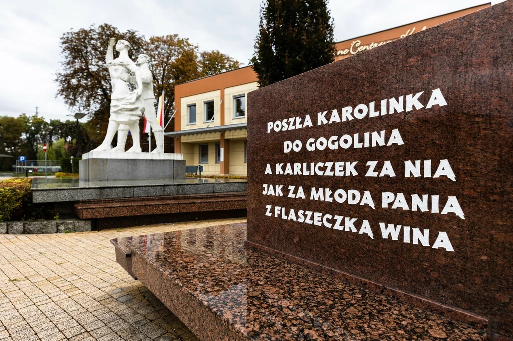 Pomnik Karliczka i Karolinki przy Gminnym Centrum Kultury w Gogolinie przed tegorocznym remontem