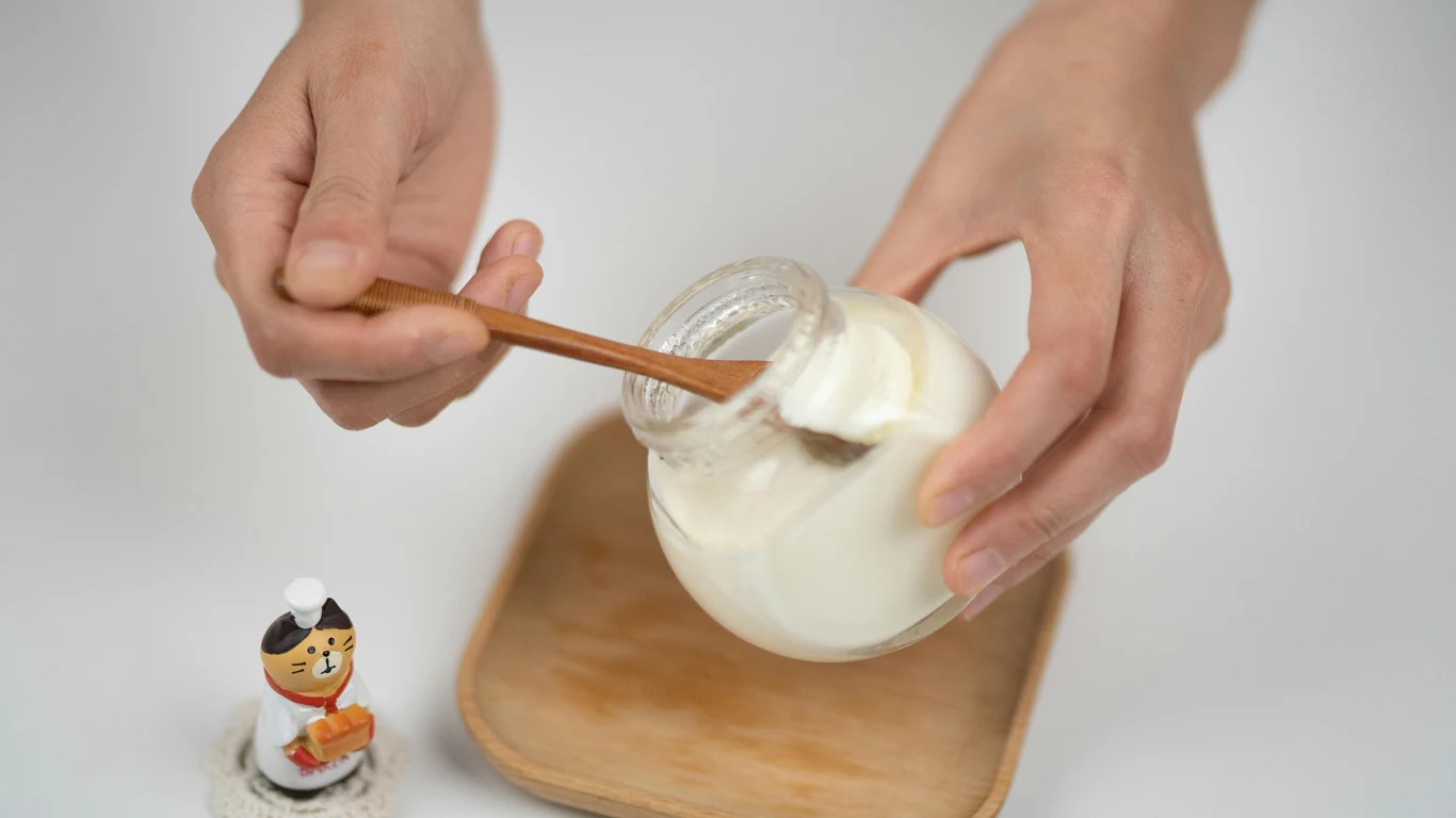 Jogurt naturalny to doskonały naturalny składnik do odżywienia włosów