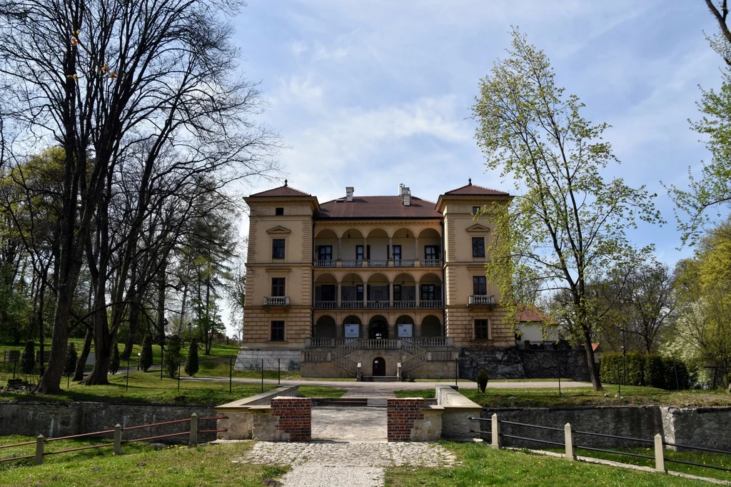 Willa Decjusza, która powstała w 1535 roku jest jednym z najpiękniejszych przykładów renesansowej, podmiejskiej rezydencji Renesansowy pałac z jasną fasadą z ozdobnymi balkonami położony w otoczeniu zieleni i starych drzew, prowadzi do niego szeroka ścieżka z niewielkim mostkiem nad suchą fosą.