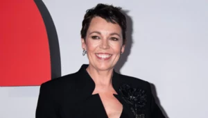 Krótkie cięcia to najmocniejszy trend sezonu. Olivia Colman potwierdza, że pixie odmładza, jak żadna inna fryzura