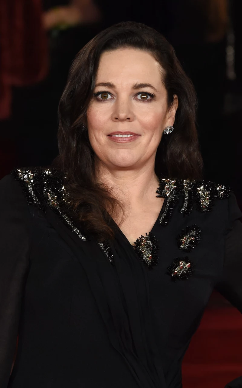 Olivia Colman w 2017 roku nosiła długie włosy i nie wyglądała w nich tak dobrze, jak w modnym pixie