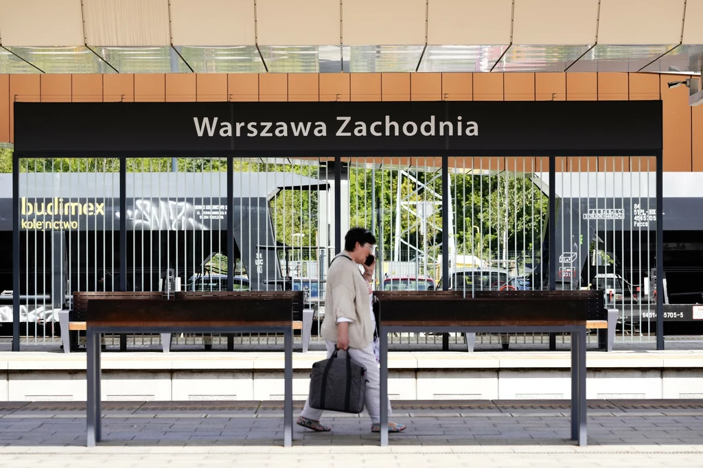 Modernizacje dworców kolejowych w Warszawie nie ustają Peron stacji kolejowej Warszawa Zachodnia, na pierwszym planie osoba idąca z torbą podróżną, w tle widoczny pociąg oraz elementy infrastruktury dworca.