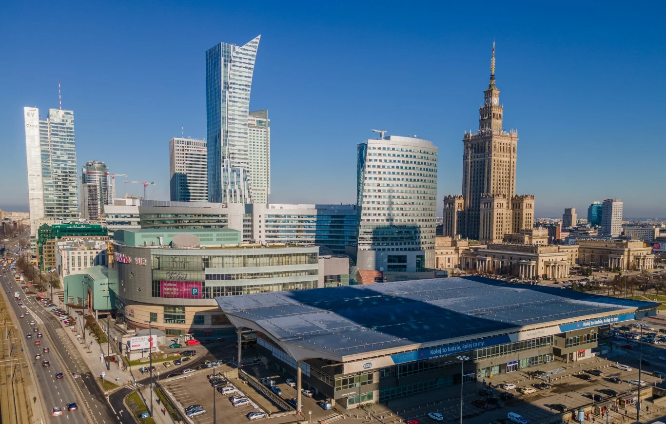 Warszawa Centralna zostanie zamknięta. PKP wyłączy dworzec z ruchu. Panorama centrum Warszawy z widokiem na nowoczesne drapacze chmur oraz charakterystyczny Pałac Kultury i Nauki, w dolnej części widoczny Dworzec Centralny i intensywnie użytkowana arteria komunikacyjna.