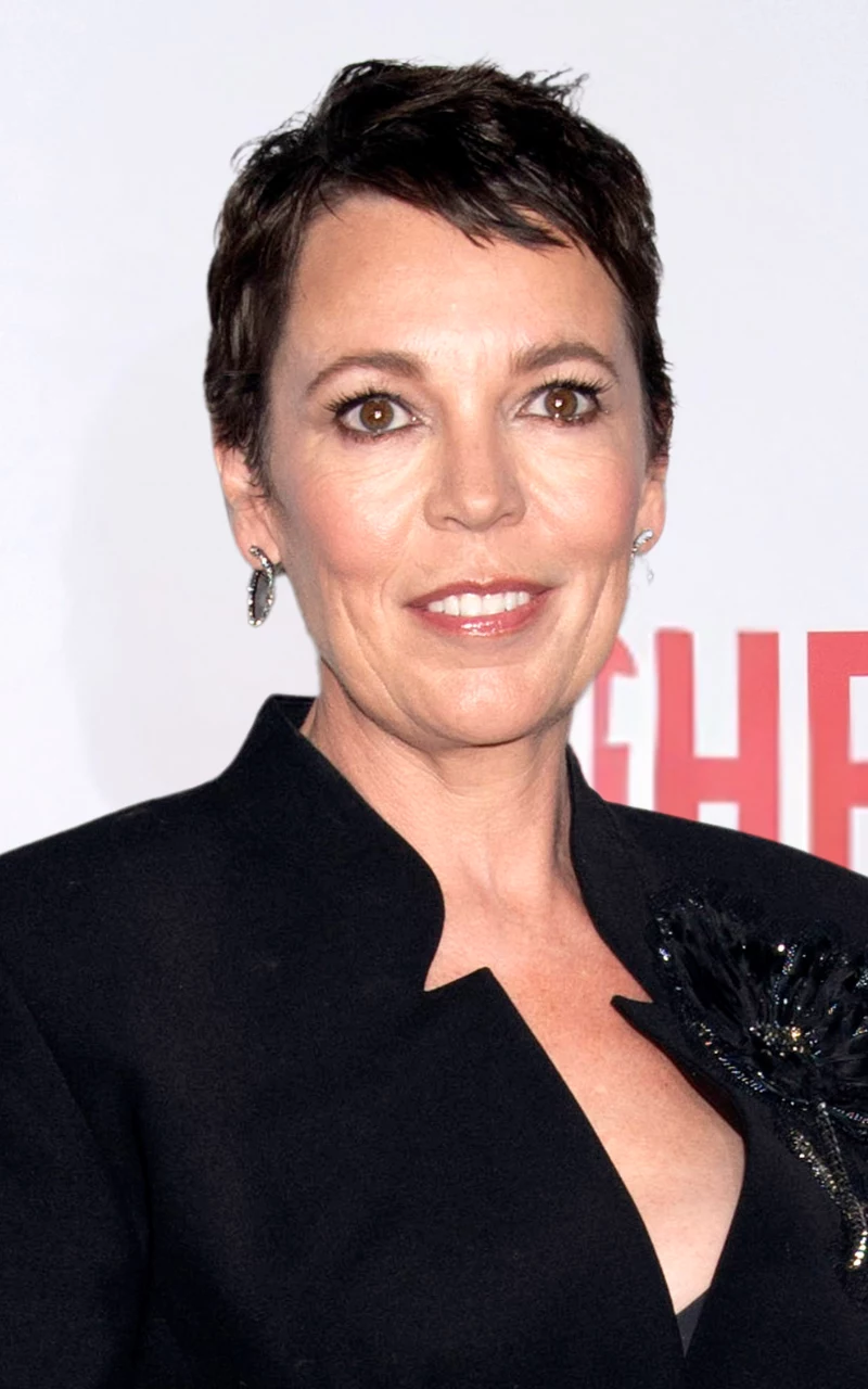 Olivia Colman na premierze nowego filmu w nowoczesnym, ciemnym i bardzo krótkim cięciu