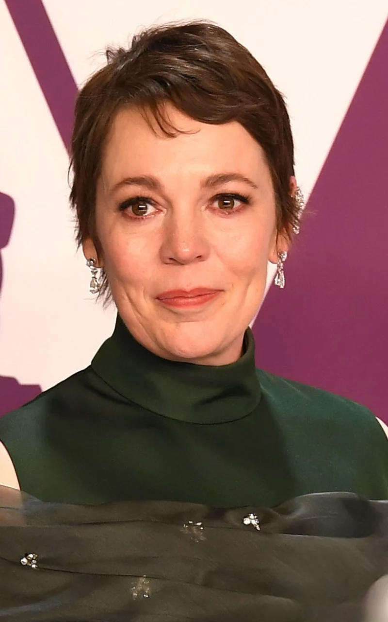 Pixie z nieco dłuższymi bokami w chłodnym brązie - w takiej fryzurze Olivia Colman przyjmowała Oscara w 2019 roku