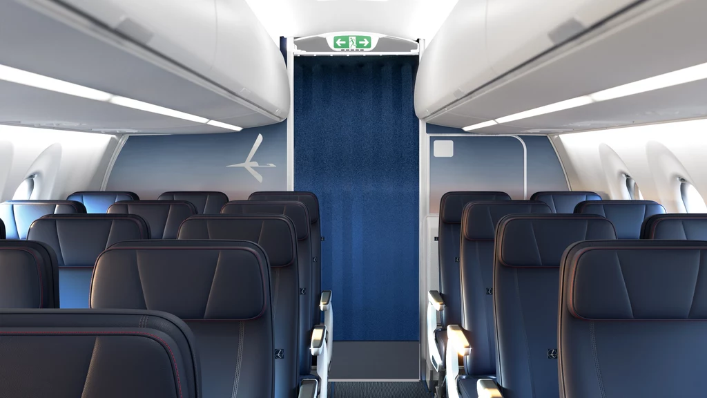 2 fotele z lewej, 3 fotele z prawej strony samolotu. Taki układ będzie w kabinie Airbusów A220 polskiego LOT-u. Rzędy pustych, komfortowych foteli klasy ekonomicznej w nowoczesnym samolocie, niebieska zasłona oddzielająca kabiny oraz wyraźnie widoczny znak wyjścia ewakuacyjnego nad drzwiami.