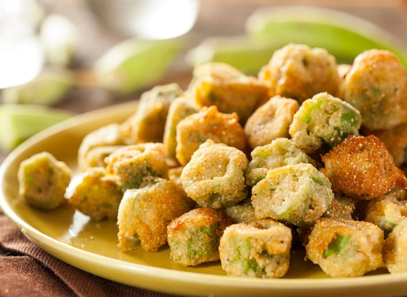 Okra w panierce to rewelacyjna przekąska. Podawaj z dipem lub bez. Okra w panierce to rewelacyjna przekąska. Podawaj z dipem lub bez.