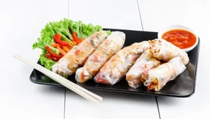 Prosty przepis na spring rollsy z kurczakiem, warzywami i słodko-kwaśnym sosem. Idealne do lunchboxa 