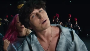 Czajnik (Friendz) w teledysku "G.O.A.T"