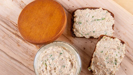 Zdrowa i smaczna alternatywa dla twarogu. Spróbuj pasty z nasion słonecznika, która szczególnie polecana jest seniorom.