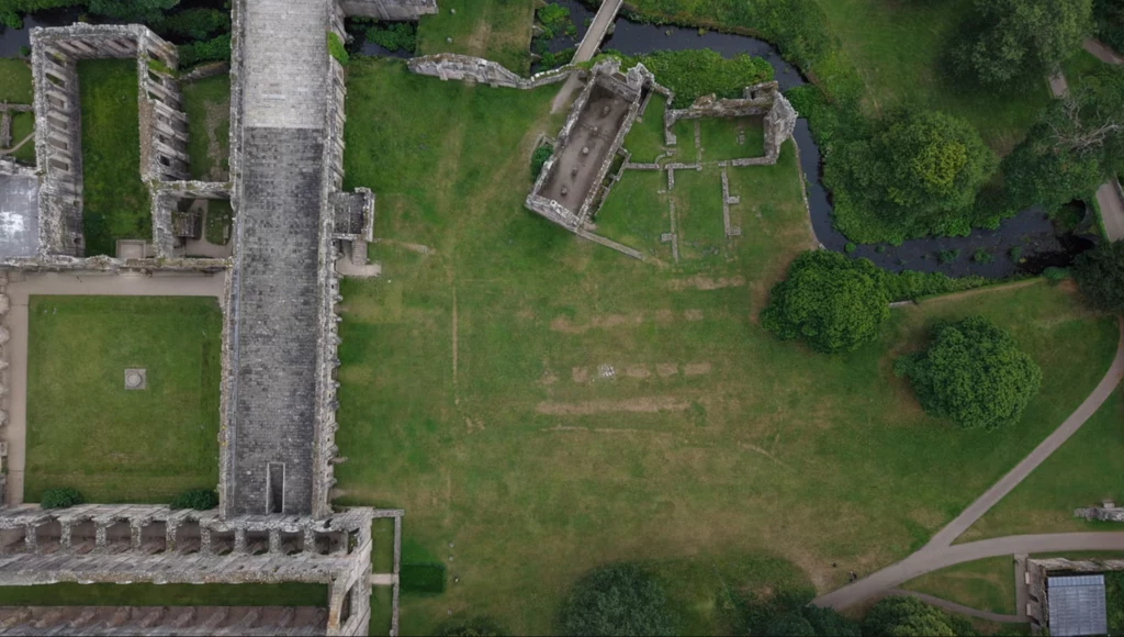 Susza odsłania tajemnice średniowiecznych klasztorów w Wielkiej Brytanii Susza odsłania tajemnice średniowiecznych klasztorów w Wielkiej Brytanii