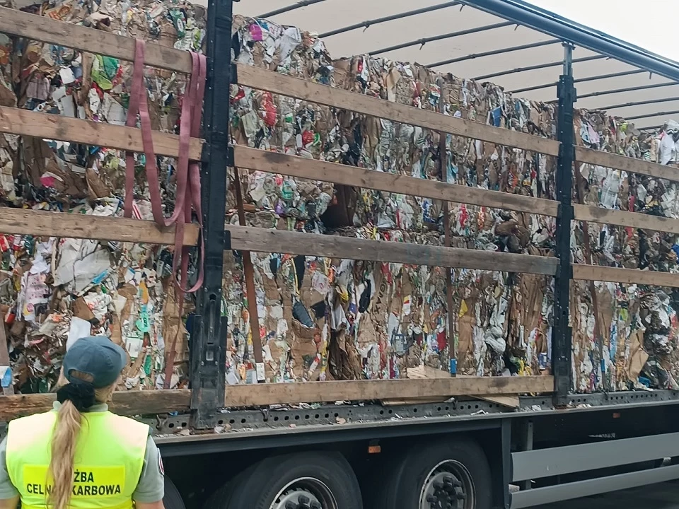 Nielegalny transport odpadów ze Szwecji zawierał całą gamę różnych śmieci Nielegalny transport odpadów ze Szwecji zawierał całą gamę różnych śmieci