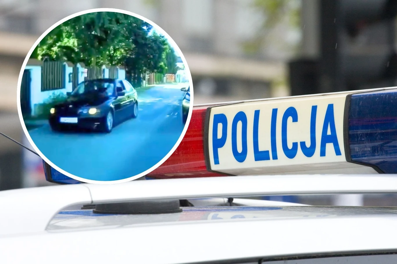 Kierowca popełnił bardzo duży błąd. Teraz będzie miał kłopoty Samochód policyjny z dobrze widocznym napisem POLICJA i światłami na dachu, w okrągłej ramce widoczny czarny samochód jadący ulicą w zielonej, osiedlowej okolicy.