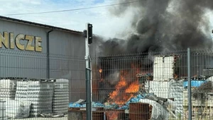 Tarnów. Pożar w hurtowni zniczy. Na miejscu 25 zastępów