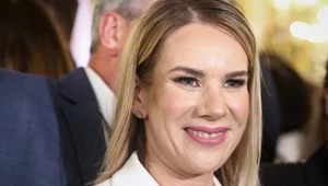 Marta Nawrocka zachwyca w czekoladowej pelerynie. Wiemy, gdzie ją kupić 