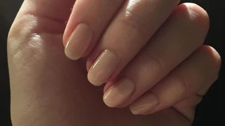 Naked nails podbijają lato