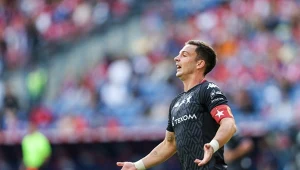 Triumfujący Angel Rodado (Wisła Kraków) w meczu ze Śląskiem Wrocław