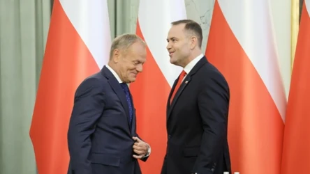 Premier Donald Tusk i prezydent Karol Nawrocki podczas Rady Gabinetowej