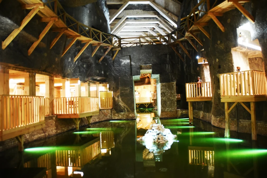 Wieliczka to nie tylko muzeum, to także uzdrowisko pulmonologiczne, w imponującej komorze "Jezioro Wessel" organizowane są m.in. ćwiczenia oddechowe