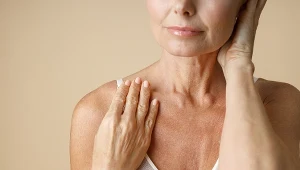 Prosty nawyk zmniejszy zmarszczki na szyi. Efekt jak po zabiegu u kosmetyczki