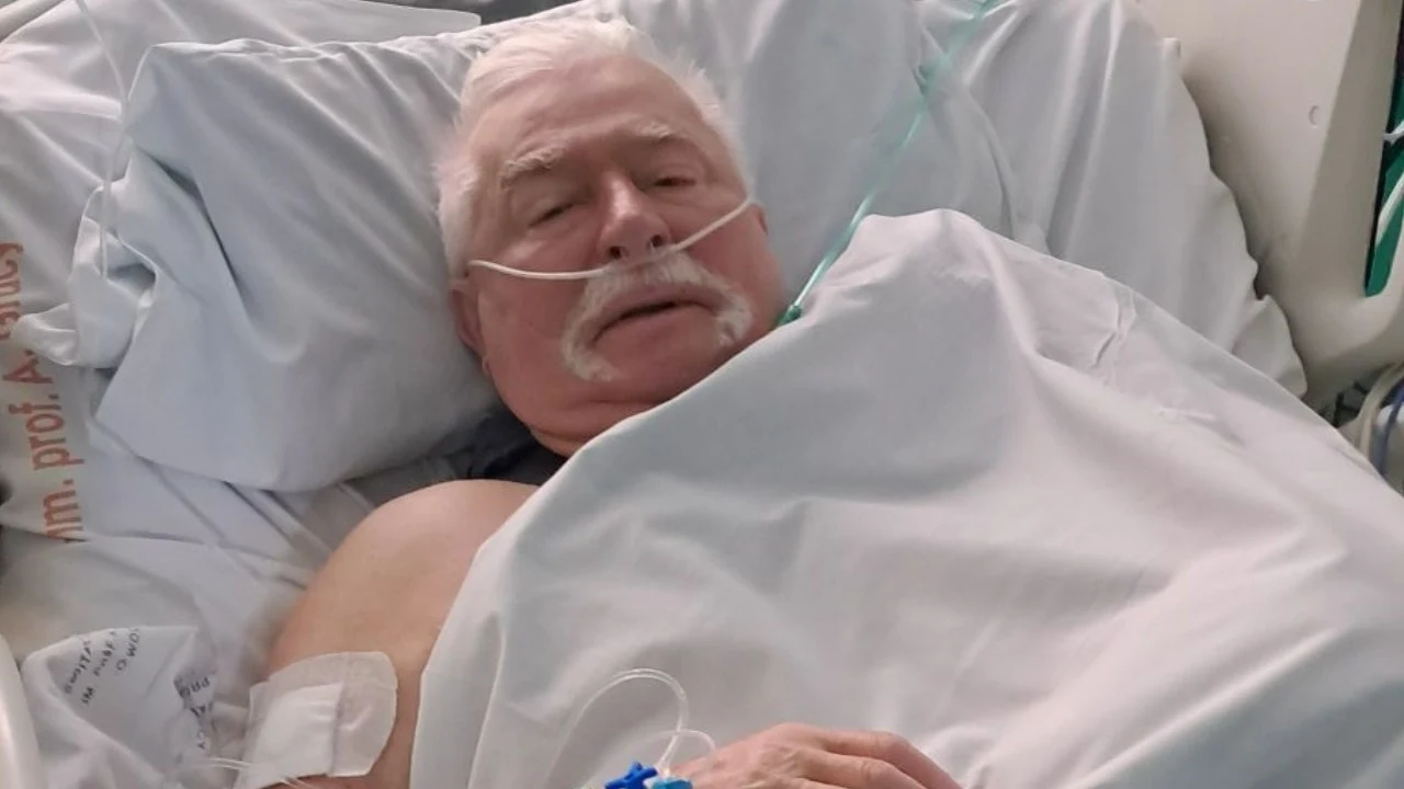 Lech Wałęsa o swojej walce z chorobą Starszy mężczyzna leżący w szpitalnym łóżku, z tlenem podawanym przez rurkę nosową, przykryty białą pościelą, z widocznym plastrem z opatrunkiem i wenflonem na ręce.