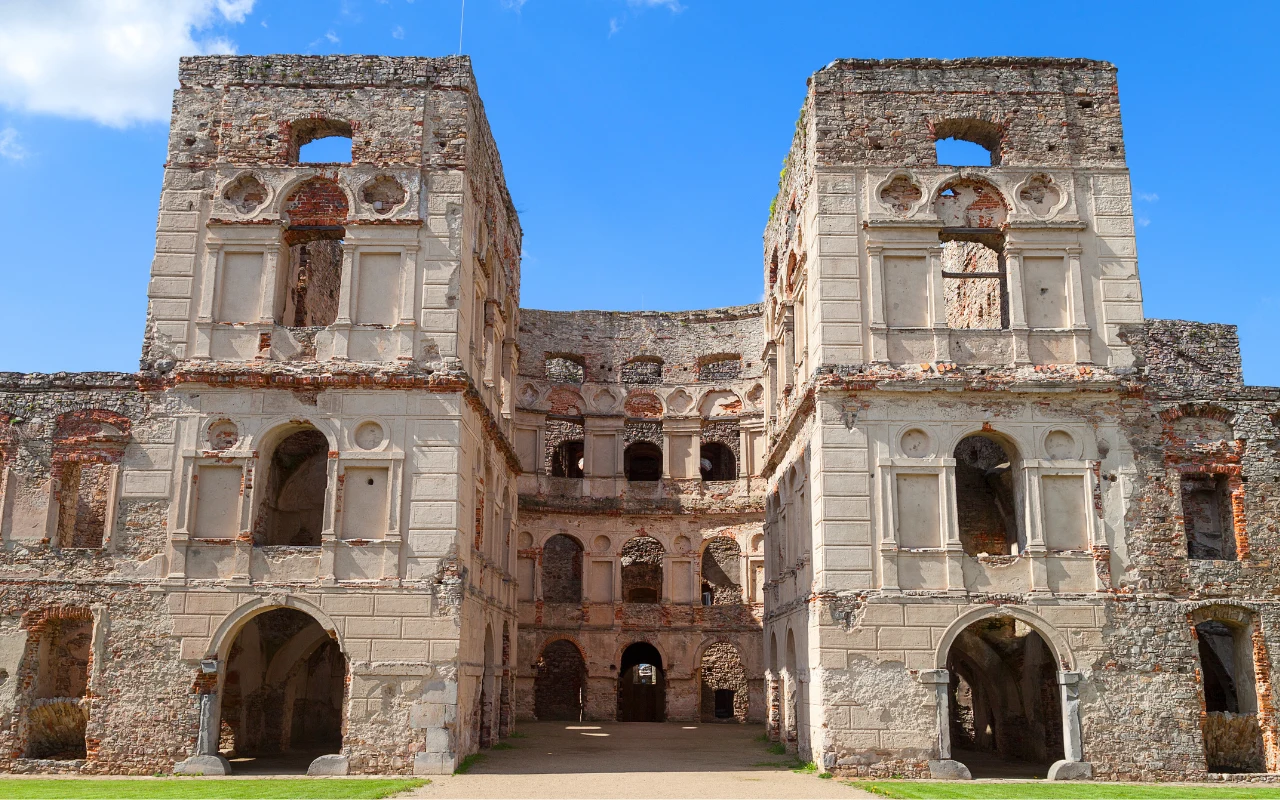 Ruiny Krzyżtoporu w Ujeździe