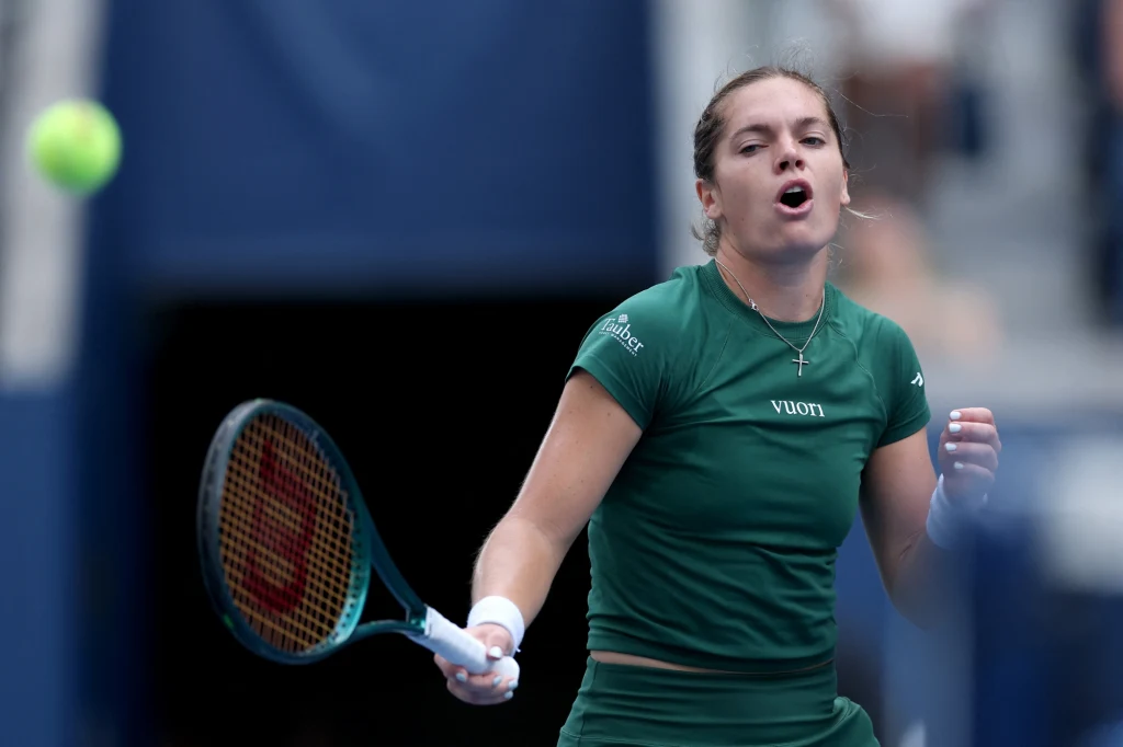 Caty McNally urwała seta Idze Świątek podczas tegorocznego Wimbledonu Zawodniczka tenisowa w zielonym stroju wyprowadza uderzenie podczas meczu, z widoczną piłką tenisową w powietrzu i rakietą w ręce