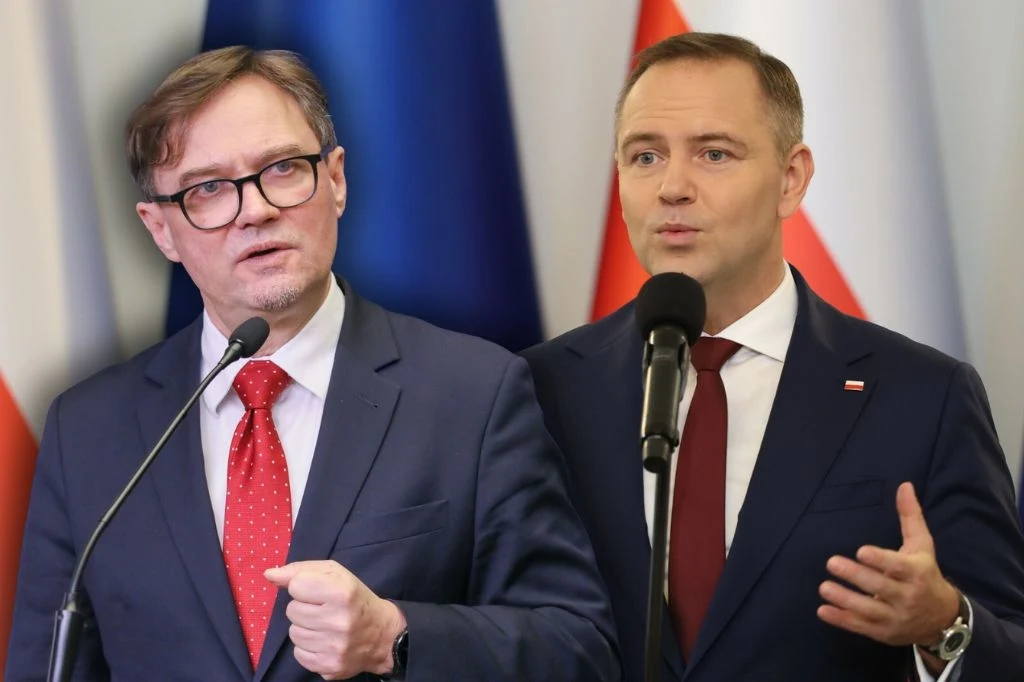 Prezydent Karol Nawrocki otrzymał wytyczne przed wyjazdem do Waszyngtonu. Rzecznik MSZ wyjaśnia Dwóch mężczyzn stojących przy mikrofonach, ubranych w ciemne garnitury i czerwone krawaty, w tle flagi w kolorach niebieskim, białym i czerwonym