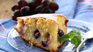 Mało kto piecze ciasto z tymi owocami. Robi się je ekspresowo i tak samo znika z talerza