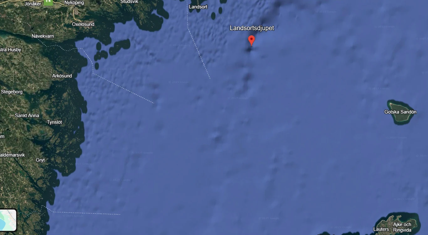 Głębia Landsort znajduje się u wybrzeży Szwecji, blisko miasta Landsort. W odległości kilkudziesięciu km znajdują się wyspy Gotlandia i Gotska Sonden. Mapa satelitarna fragmentu Morza Bałtyckiego z wyraźnie zaznaczoną lokalizacją Landortsdjupet na środku akwenu oraz otaczającymi je szwedzkimi wybrzeżami i kilkoma wyspami.