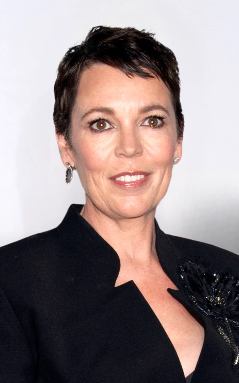 Olivia Colman na premierze nowego filmu w nowoczesnym, ciemnym i bardzo krótkim cięciu