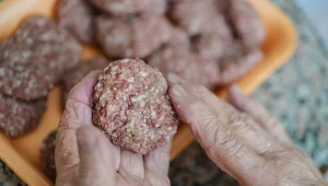 Dodatek, który zmienia smak mielonych. To regionalny przysmak