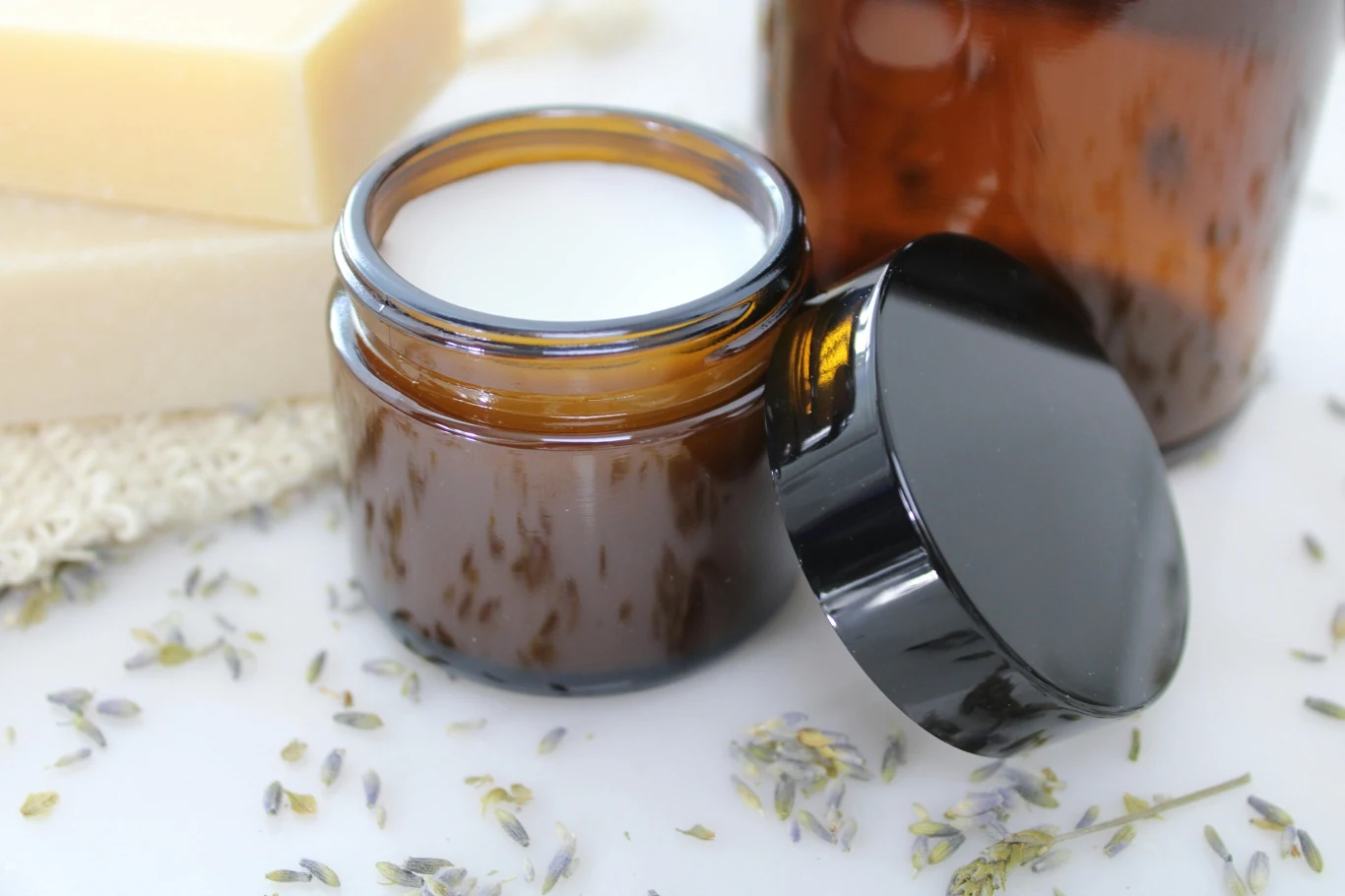 Odżywczy balsam do ciała jest bogaty w naturalne oleje i masła
