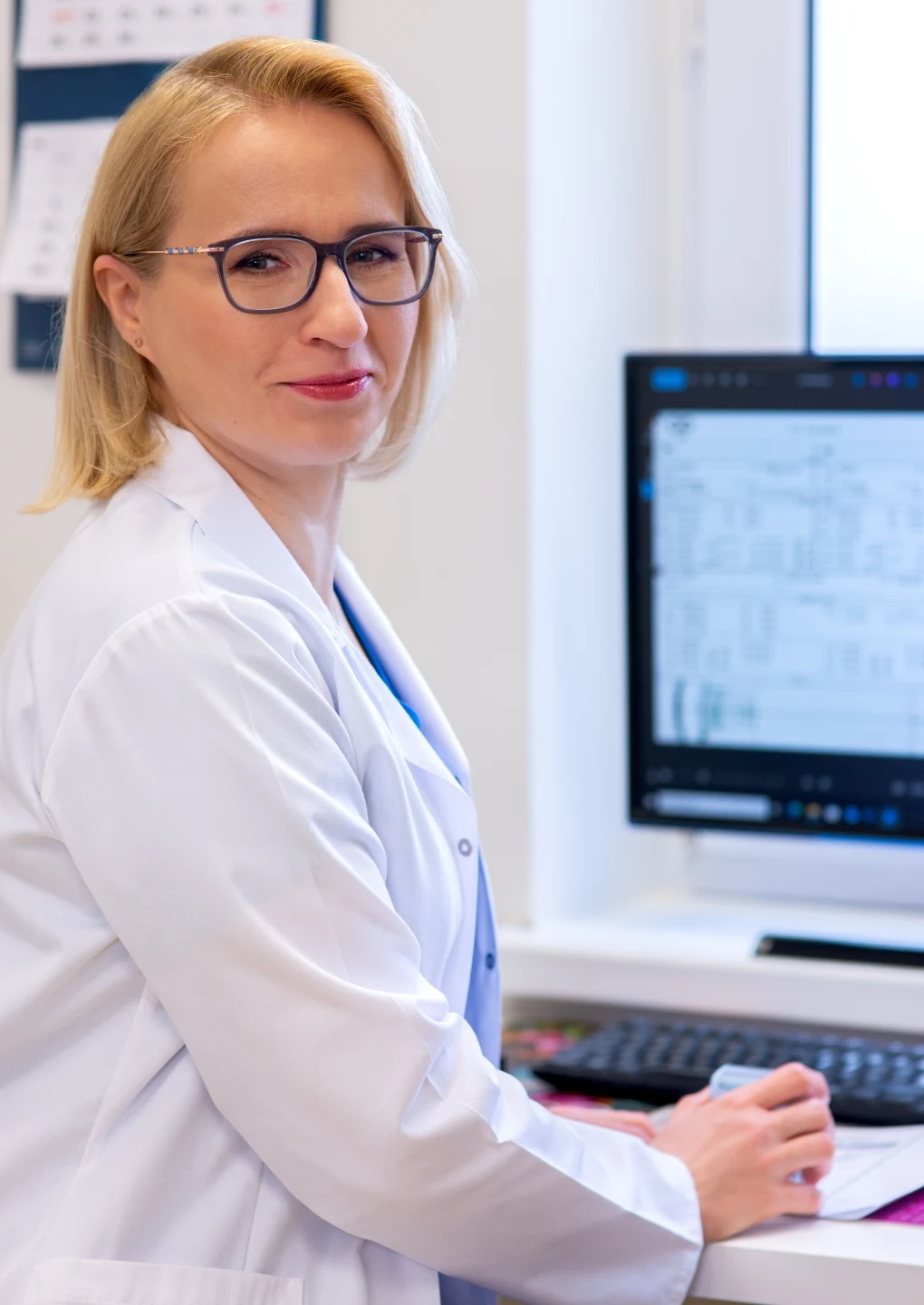 Lek. Magdalena Lula, specjalista okulistyki, w Ośrodku Chirurgii Oka Prof. Zagórskiego w Krakowie wykonuje zabiegi laserowe w tzw. zaćmie wtórnej i w jaskrze