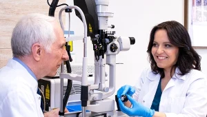 Lek. Adela Justyńska z prof. Zbigniewem Zagórskim przy urządzeniu wykorzystywanym do laseroterapii siatkówki