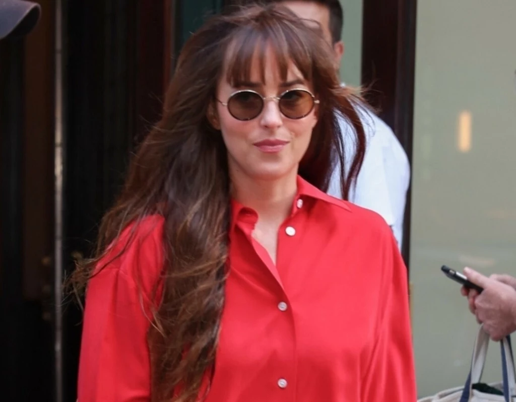 Dakota Johnson w czerwonej koszuli. Idealne uzupełnienie jesiennych stylizacji Dakota Johnson w czerwonej koszuli. Idealne uzupełnienie jesiennych stylizacji