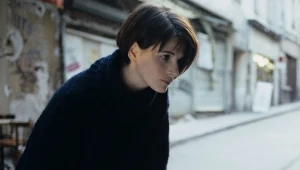 Kadr z filmu "Trzy kolory: Niebieski" (1993)