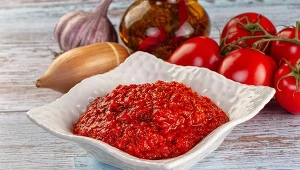 Warzywna pasta lutenica to prawdziwa perełka kuchni bułgarskiej 