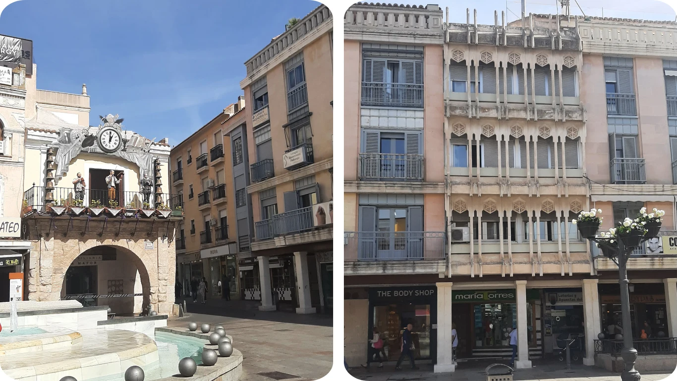 Plaza Mayor. Zegar karilonowy i jedna z elewacji w stylu Higuerasa Plac miejski z fontanną, wyjątkowy budynek z zegarem i figurkami mechanicznych postaci oraz fasada kamienicy z licznymi balkonami i dekoracyjnymi detalami architektonicznymi, na parterze sklepy.