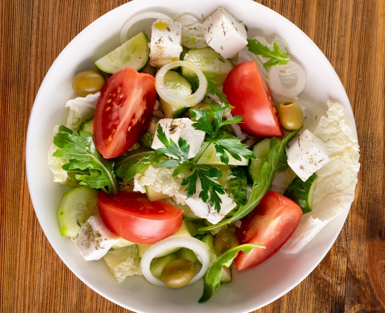 Sałatka grecka. Potrawy, w których łączy się pomidora i ogórka, są obecne w wielu kuchniach