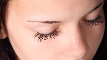 Kofeina pod oczy pomaga zmniejszyć cienie i poranną opuchliznę