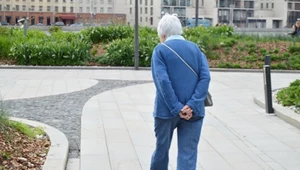 Nie tylko seniorzy tak chodzą. Ten gest ma większe znaczenie, niż myślisz 